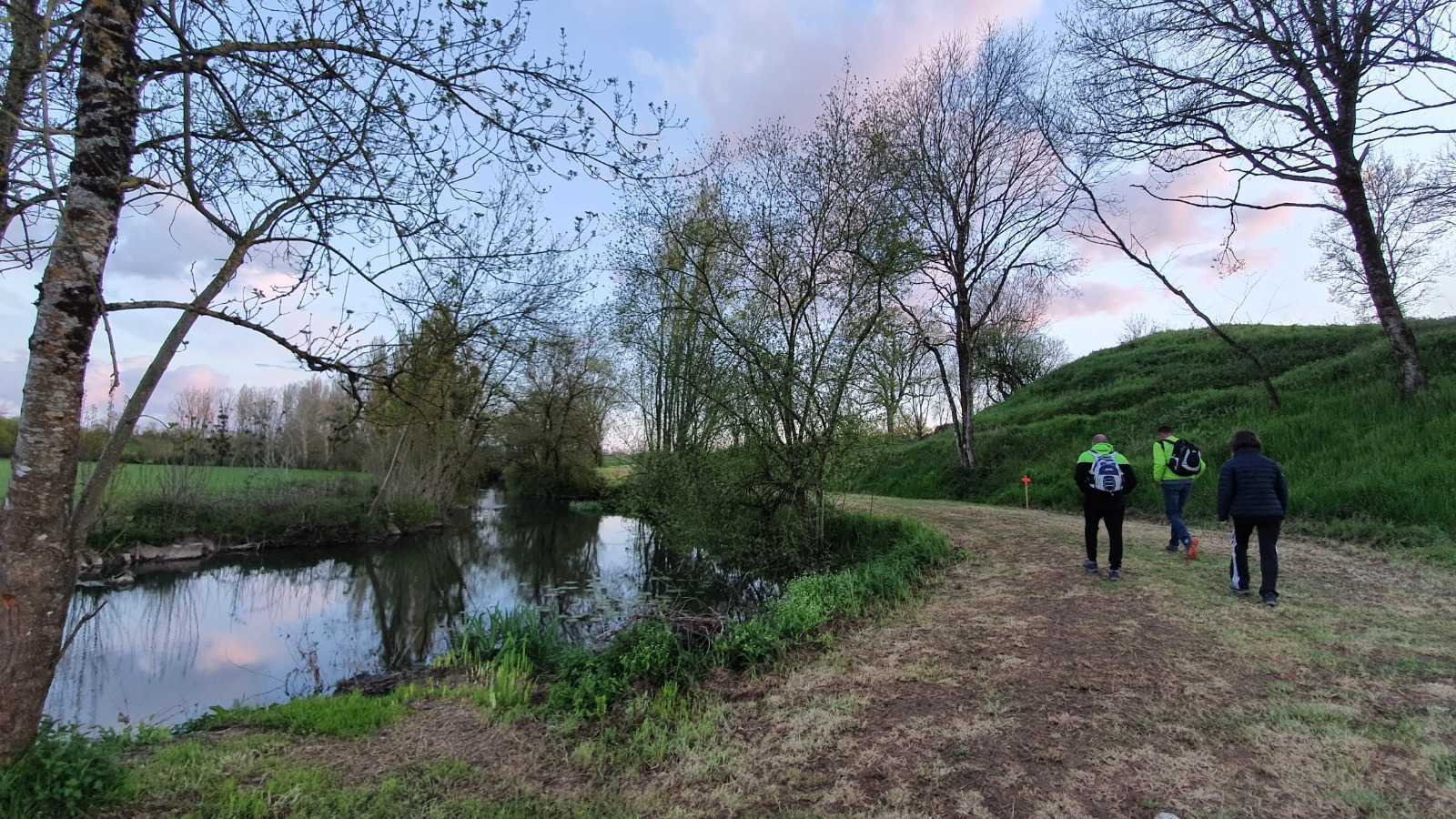 Marcheurs au crépuscule le long de la rivière en sud Vendée