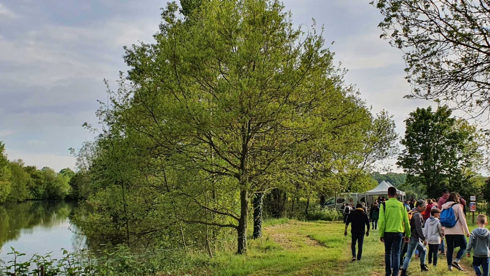 Groupe de marcheurs arrivant à une étape gourmande lors de la Balade du Lay
